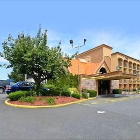 Howard Johnson By Wyndham Clifton Nj Bagian luar foto