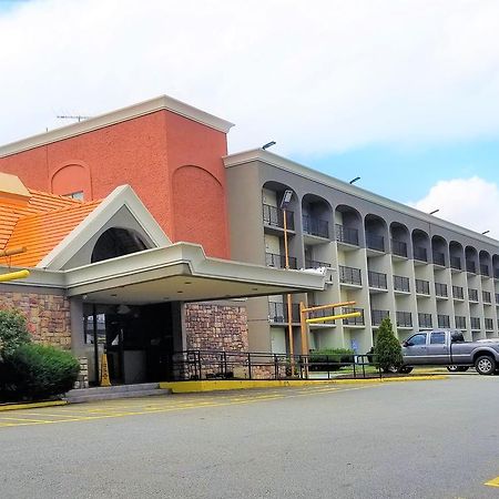 Howard Johnson By Wyndham Clifton Nj Bagian luar foto
