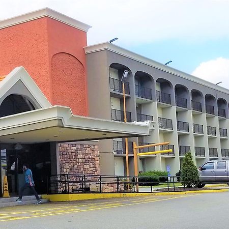 Howard Johnson By Wyndham Clifton Nj Bagian luar foto