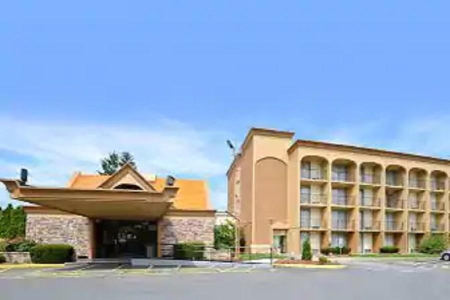 Howard Johnson By Wyndham Clifton Nj Bagian luar foto