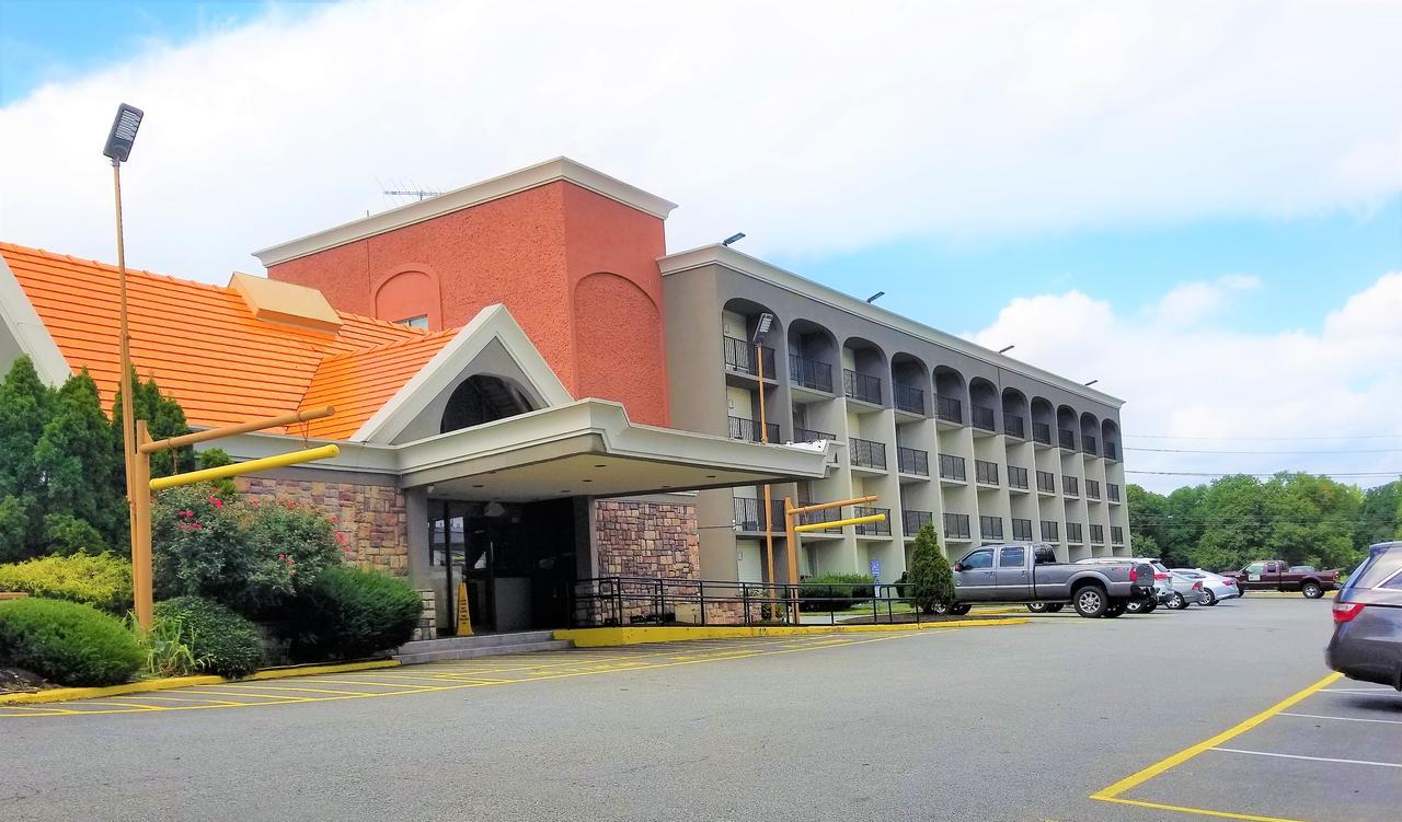 Howard Johnson By Wyndham Clifton Nj Bagian luar foto