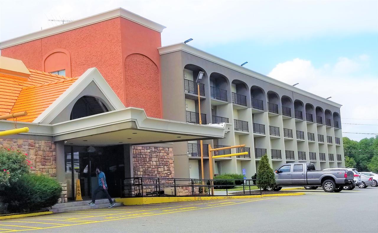 Howard Johnson By Wyndham Clifton Nj Bagian luar foto